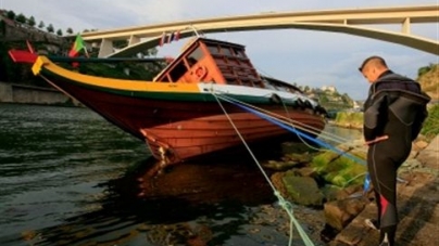 Barco rabelo encalha no Rio Douro