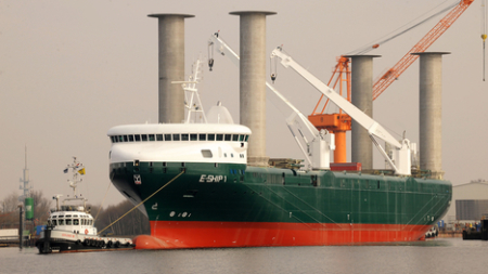 Navio ecológico ‘E-ship 1’ carrega aerogeradores