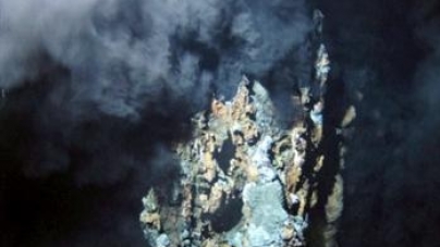 Chaminés hidrotermais gigantescas descobertas a norte dos Açores