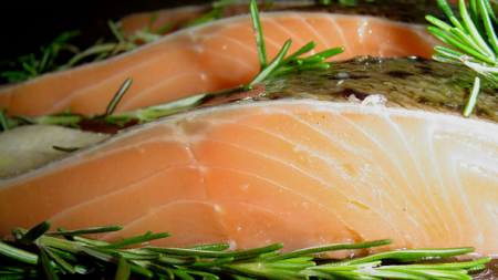 Consumir cavala e salmão reduz risco de artrite reumatóide