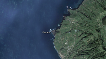 Barco de pesca naufragou sexta-feira ao largo da Ferraria e pescadores estão a salvo