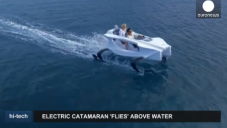 Embarcação elétrica flutua na água (vídeo)