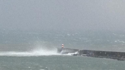 Força do mar partiu molhe do Porto de Ponta Delgada