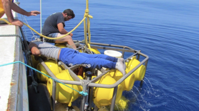 Recuperação de uma bóia oceanográfica a aproximadamente 300 milhas a sudoeste dos Açores