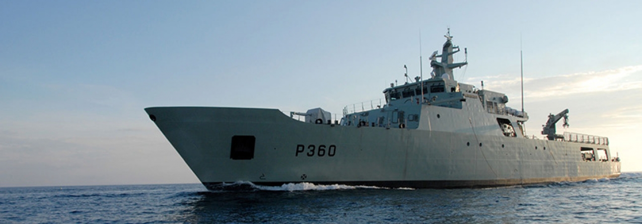 O NRP Viana do Castelo navega em direção aos Açores