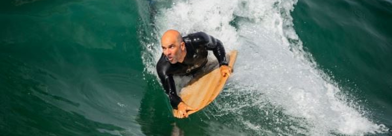 André Mestre constrói materiais de surf com madeira açoriana há nove anos
