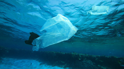 Tecnologia transforma em combustível plástico que polui os oceanos