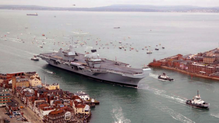 Novo navio da Marinha britânica que custou 3.500 milhões de euros já mete água
