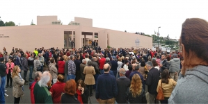 Centenas em frente ao parlamento dos Açores pedem justiça nos voos para o Faial