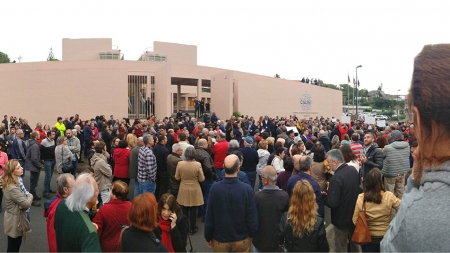 Centenas em frente ao parlamento dos Açores pedem justiça nos voos para o Faial