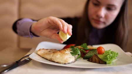 Dormir mais e melhor pode depender do consumo de peixe