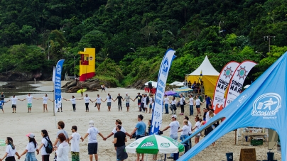 Volvo Ocean Race faz ação de limpeza das praias em Itajaí
