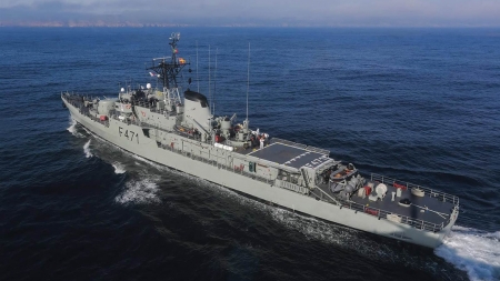 25 de Abril: Navio da Marinha aberto a visitas no Porto da Horta