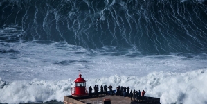 Dez ondas gigantes da Nazaré candidatas a prémios da liga mundial de surf