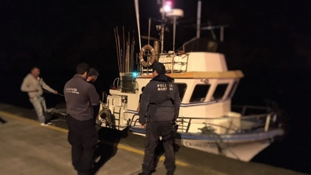 Embarcação de pesca, assistida pela polícia marítima ao largo da ilha de São Jorge