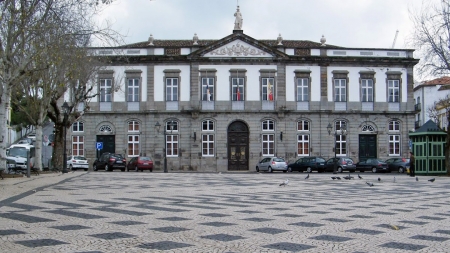 Por unanimidade a assembleia Municipal de Angra critica política de transportes (Som)