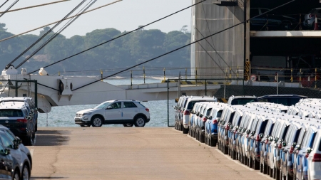 O porto de Leixões recebe automóveis da Autoeuropa