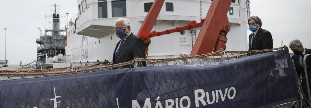 Ricardo Serrão Santos visita Navio de Investigação Mário Ruivo