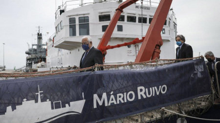 Ricardo Serrão Santos visita Navio de Investigação Mário Ruivo