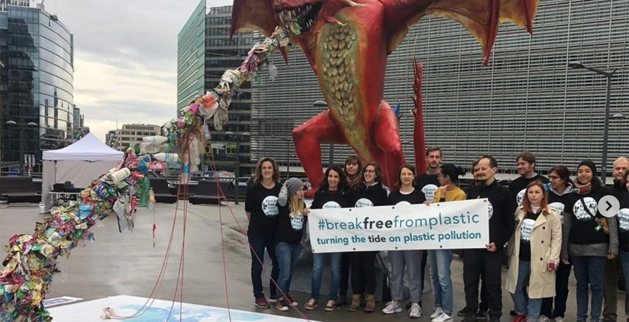 Trinta e seis eurodeputados e 61 organizações querem “matar o dragão do lixo plástico” na UE