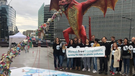 Trinta e seis eurodeputados e 61 organizações querem “matar o dragão do lixo plástico” na UE