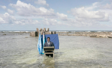 Ministro do Tuvalu discursa dentro de água em alerta para a subida do nível do mar