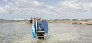 Ministro do Tuvalu discursa dentro de água em alerta para a subida do nível do mar